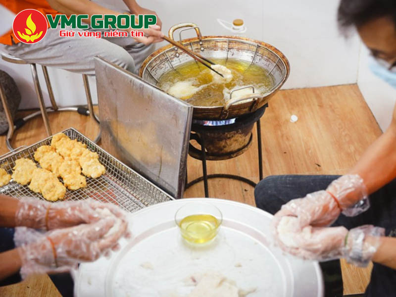 Định hình và chiên chả mực