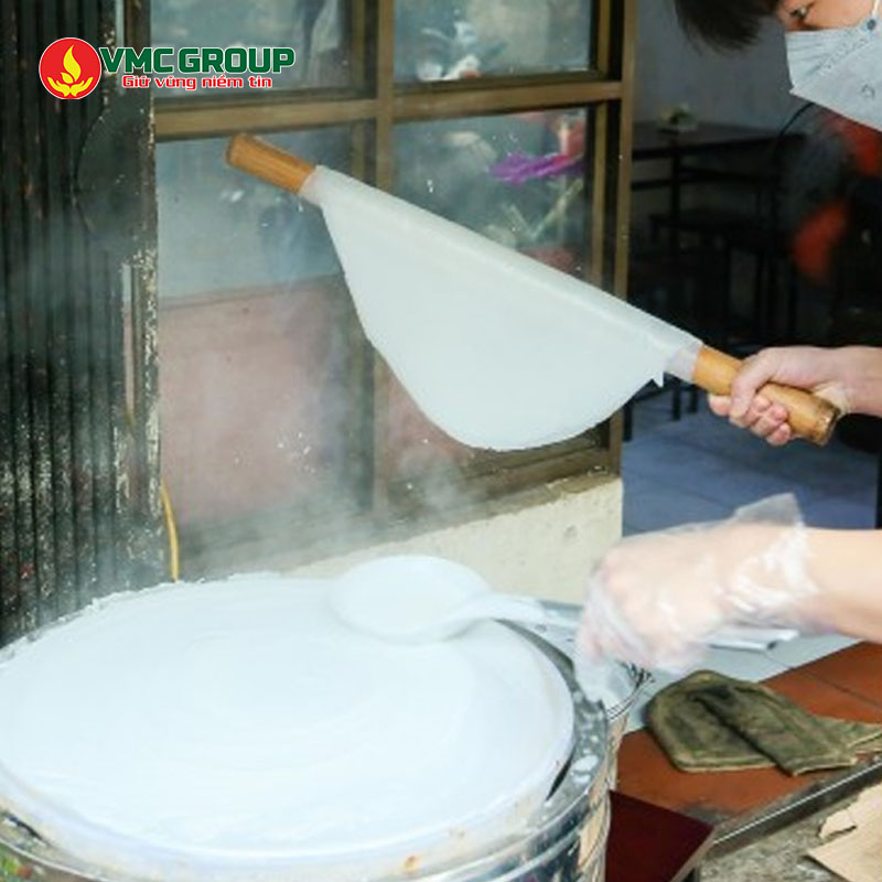 Tráng mỏng và hấp chín bột gạo ướt