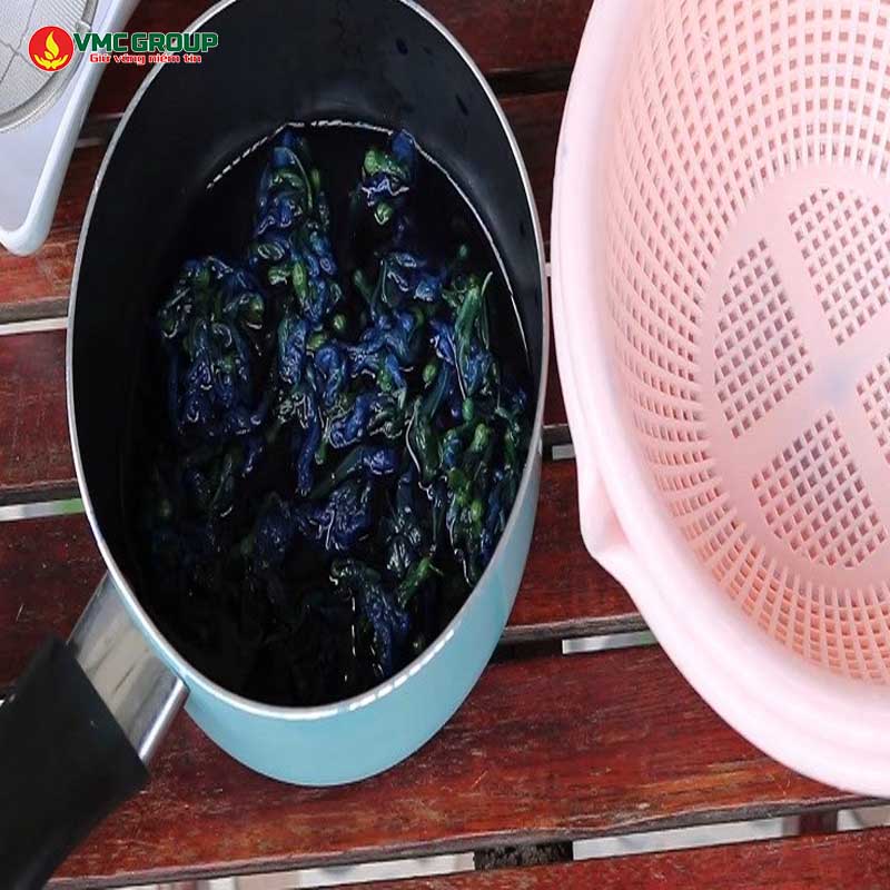 Làm màu xanh dương từ hoa đậu biếc